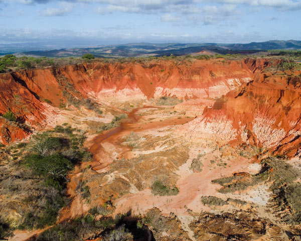 Paysage spectaculaire lors d’une excursion au Tsingy Rouge