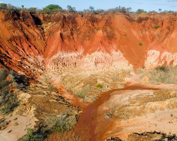 Spectaculaires grès du Tsingy Rouge façonnés par l’érosion
