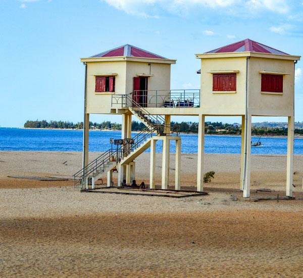 Détente sur une plage voisine à Majunga