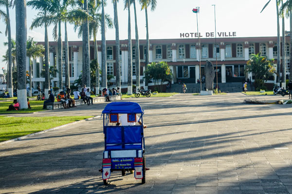 Larges avenues bordées de palmiers à Tamatave