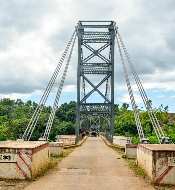Traversee du pont dAnjilajila a Mananjary