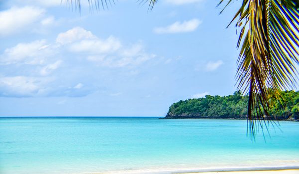 La beauté de la mer turquoise et sable blanc de Nosy Be
