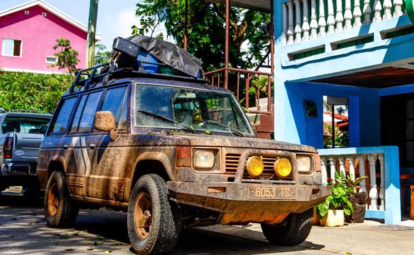 La boue sur les voitures, la preuve d'une aventure incomparable d'un Circuit 4x4 à Madagascar