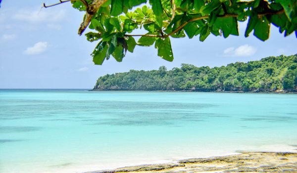 Mer bleu turquoise de Nosy Be dans le circuit prive à Madagascar