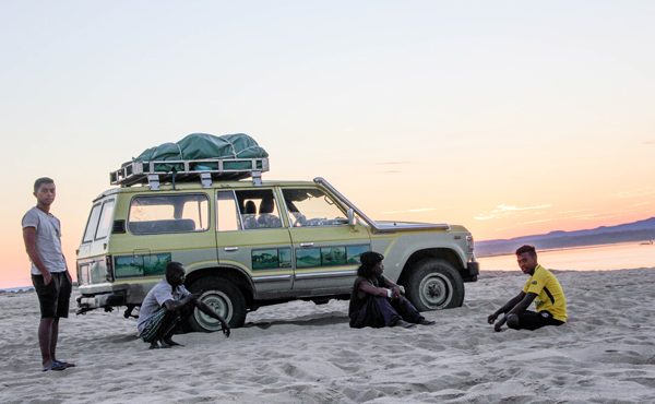 S'asseoir sur le sable et papoter une bonne façon de se détendre