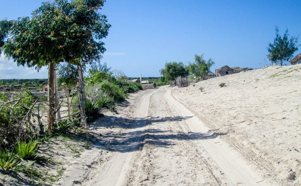 Traverser du sable blanc en voiture, l'avantage de voyager en 4x4