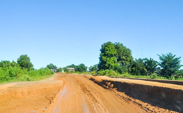 Traverser une route boueuse lors d'un Circuit 4x4 à Madagascar une aventure unique